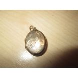 9 ct gold photo pendant locket 3.