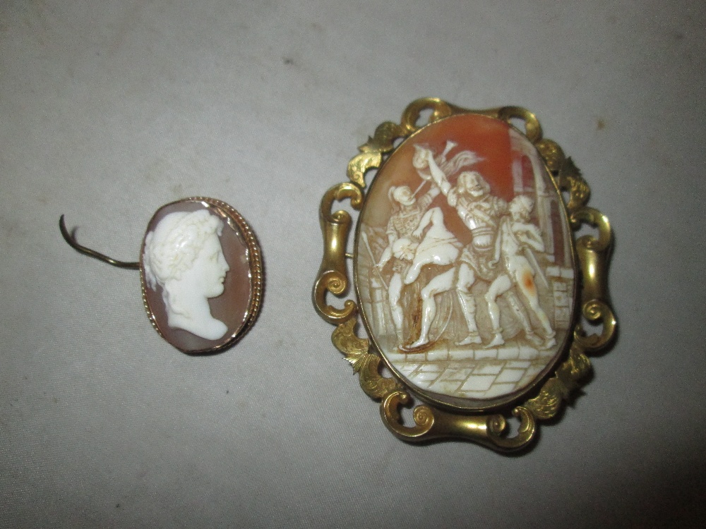 2 x Victorian cameo brooches (larger on pinchbeck)