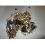 Bag costume jewellery : necklaces, brooches etc.