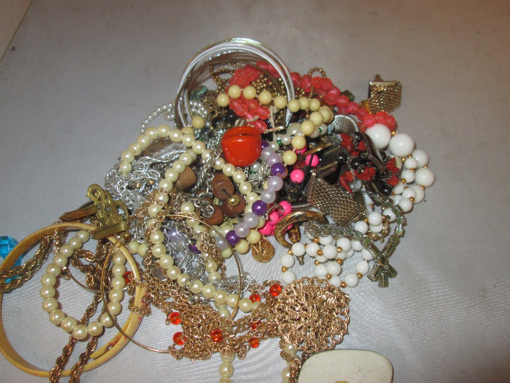 Bag costume jewellery : necklaces, brooches etc.
