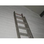 Aluminium extending ladder