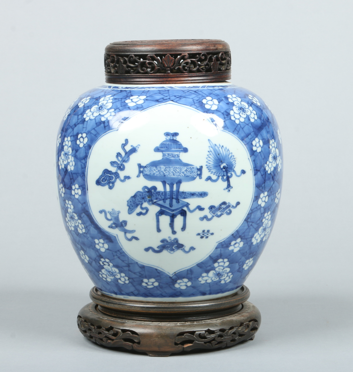 A Chinese Kangxi (1662-1722) blue and white ginger jar with pierced hardwood cover and stand. - Image 10 of 10