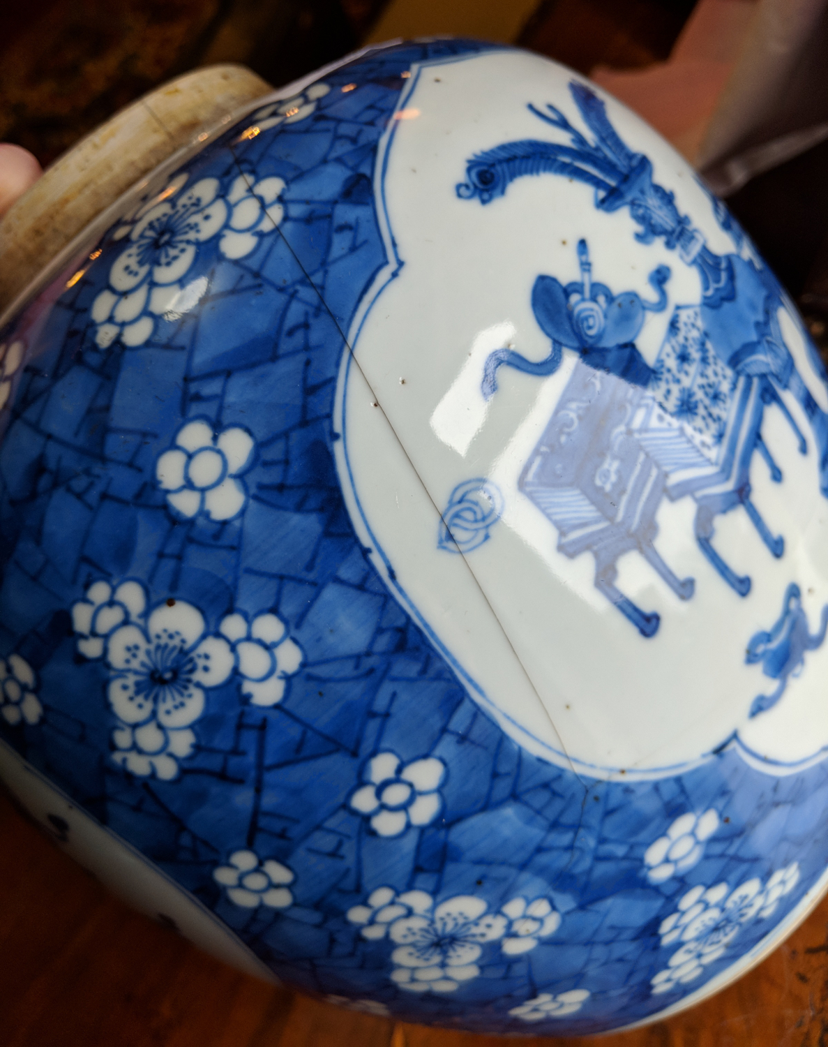 A Chinese Kangxi (1662-1722) blue and white ginger jar with pierced hardwood cover and stand. - Image 7 of 10