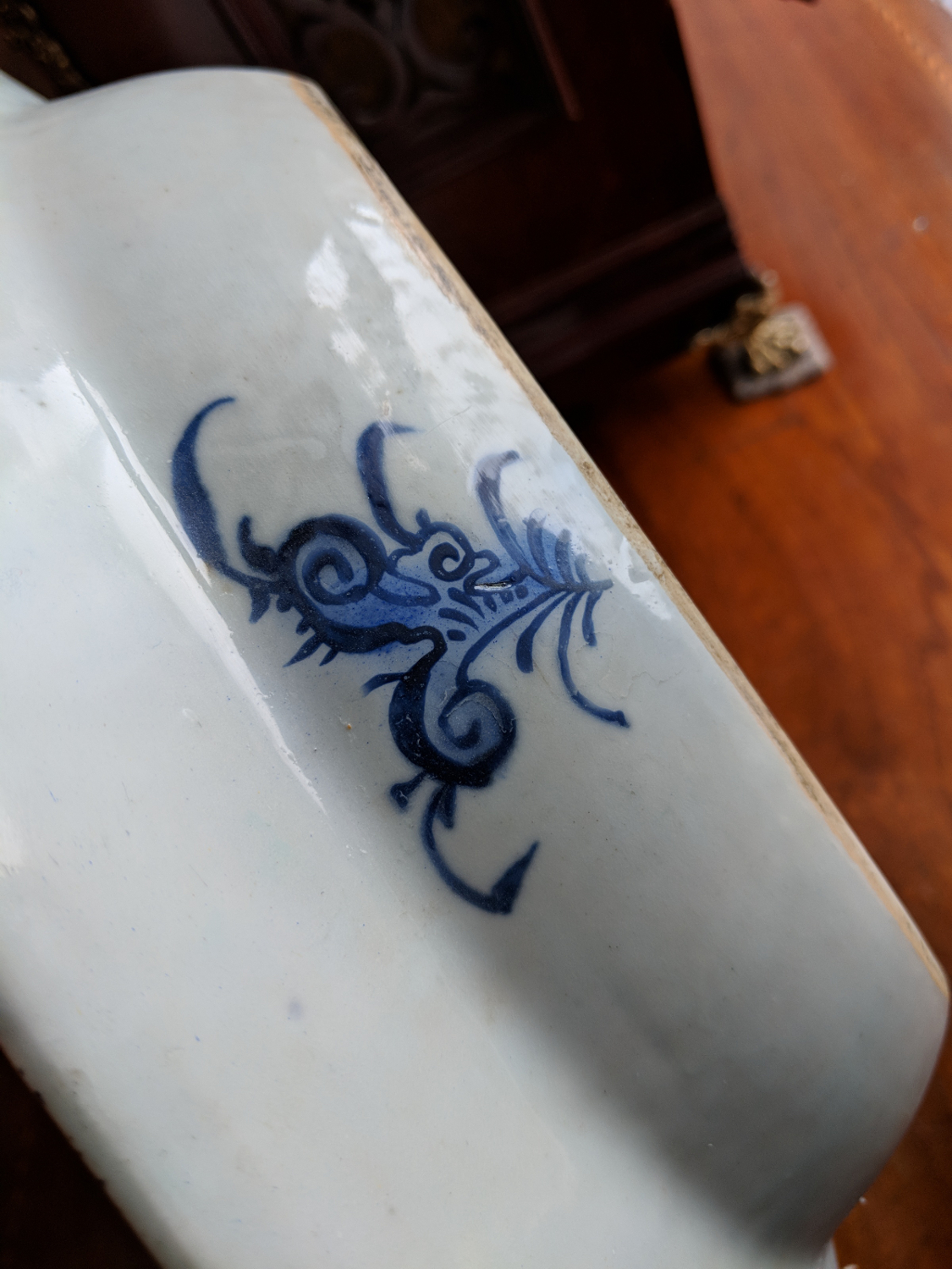 An 18th century Chinese export canted rectangular dish. - Image 3 of 7