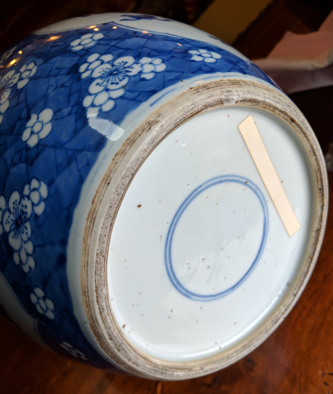 A Chinese Kangxi (1662-1722) blue and white ginger jar with pierced hardwood cover and stand. - Image 5 of 10