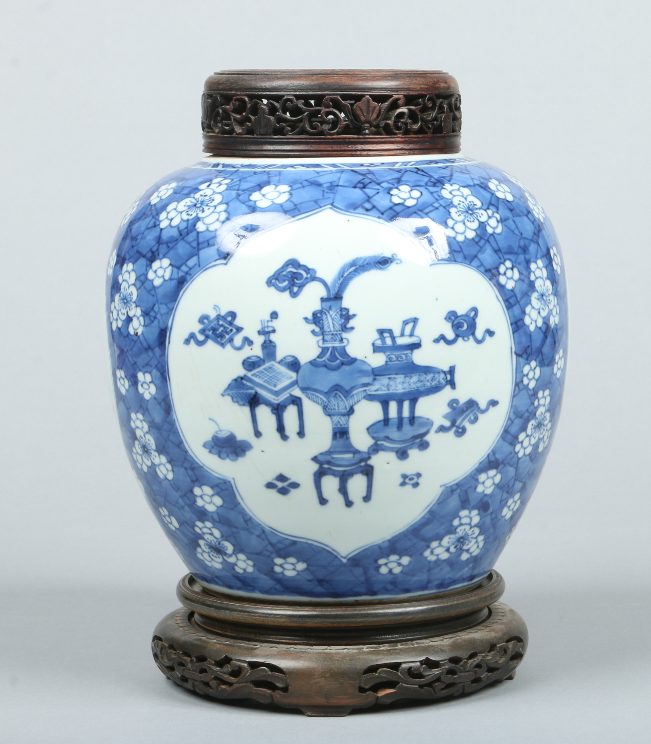 A Chinese Kangxi (1662-1722) blue and white ginger jar with pierced hardwood cover and stand. - Image 9 of 10