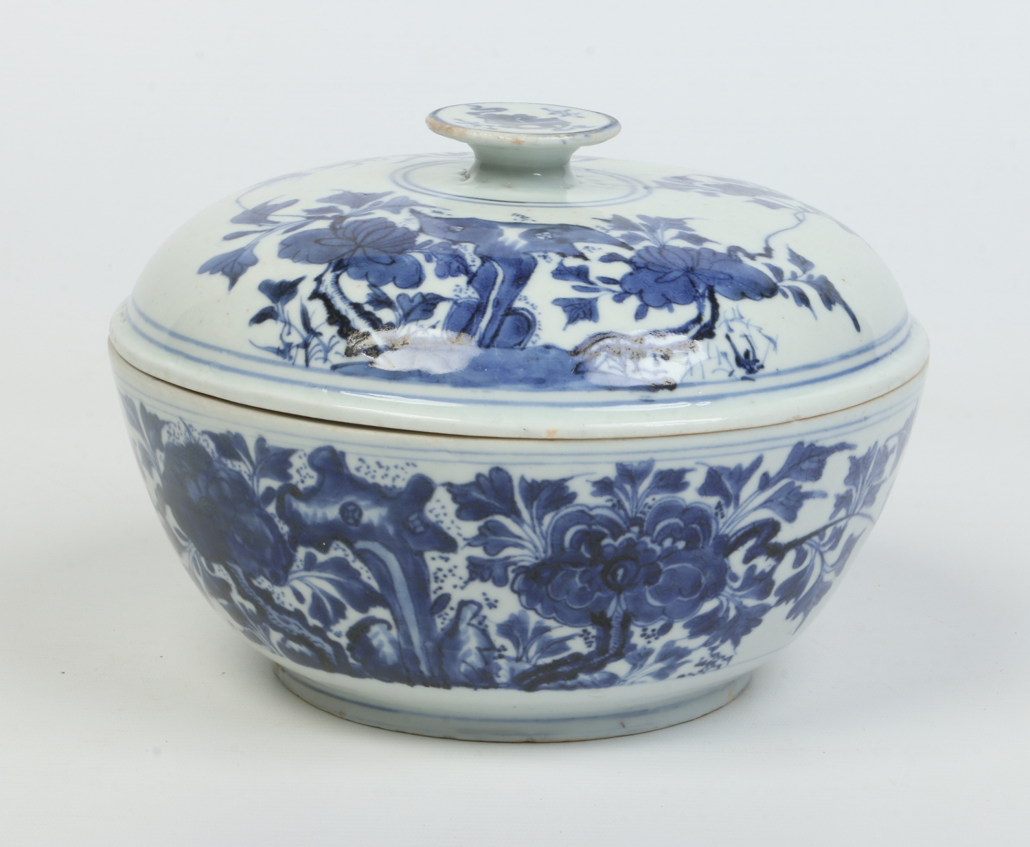 A Japanese Arita circular tureen and cover.