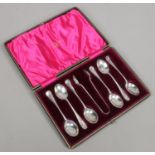 A cased set of 6 Edwardian silver teaspoons and sugar tongues by Walker & Hall,