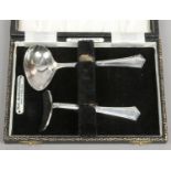 A cased silver spoon and pusher christening set, assayed Birmingham 1959, 39 grams.