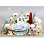 A tray lot of collectables to include Wedgwood, Delft, Bavarian, Mdina glass, Goebel figurine etc.