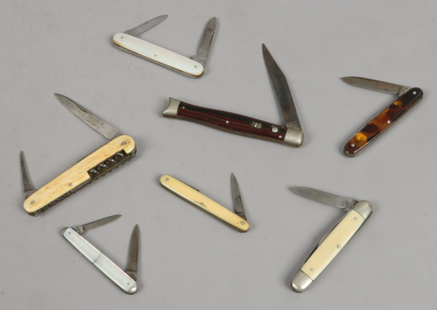 A collection of seven pen knives to include Glossop / Sheffield examples.