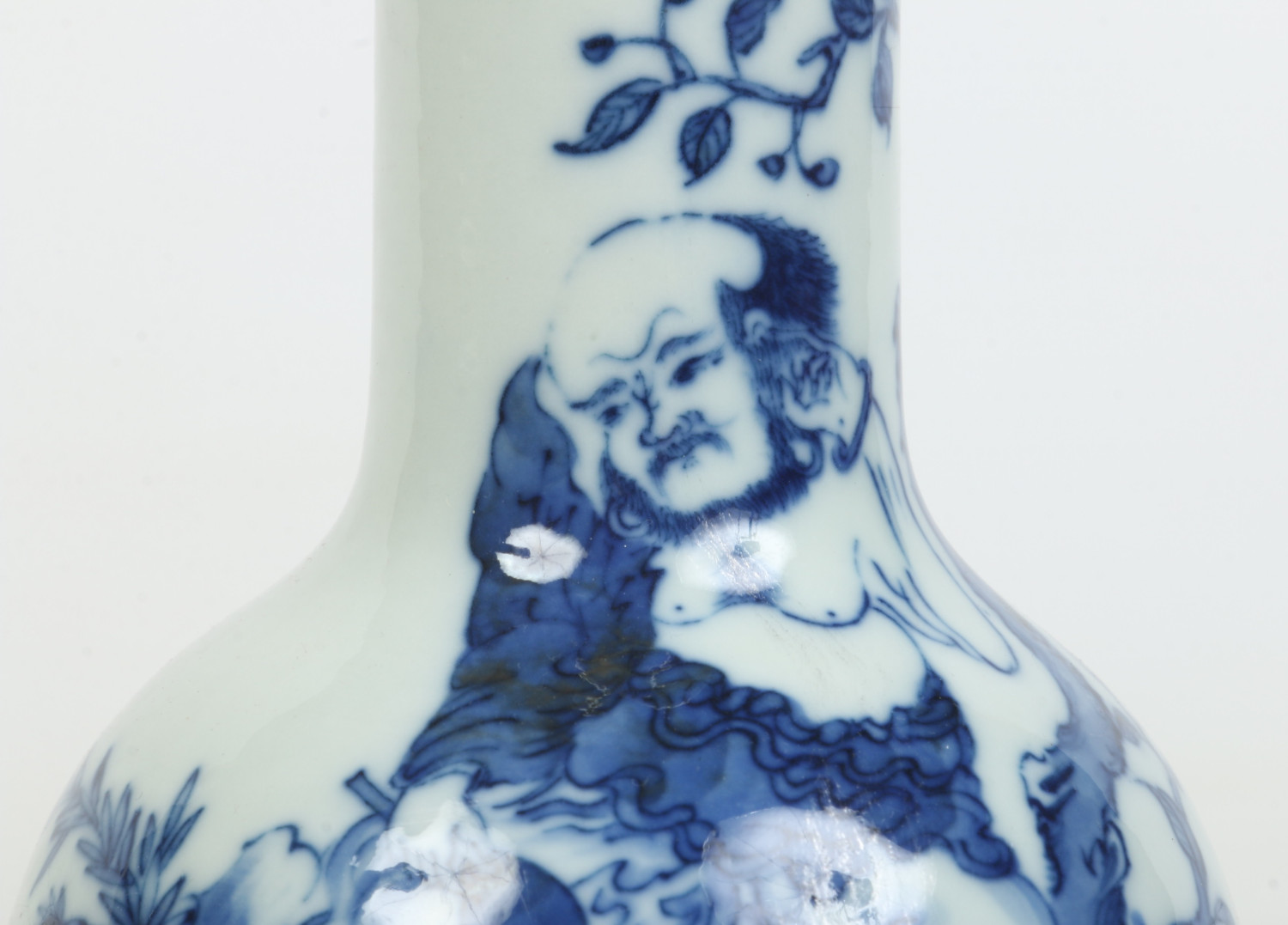 A Chinese blue and white mallet shaped vase. Painted in underglaze blue with a figure stood beside a - Image 6 of 8