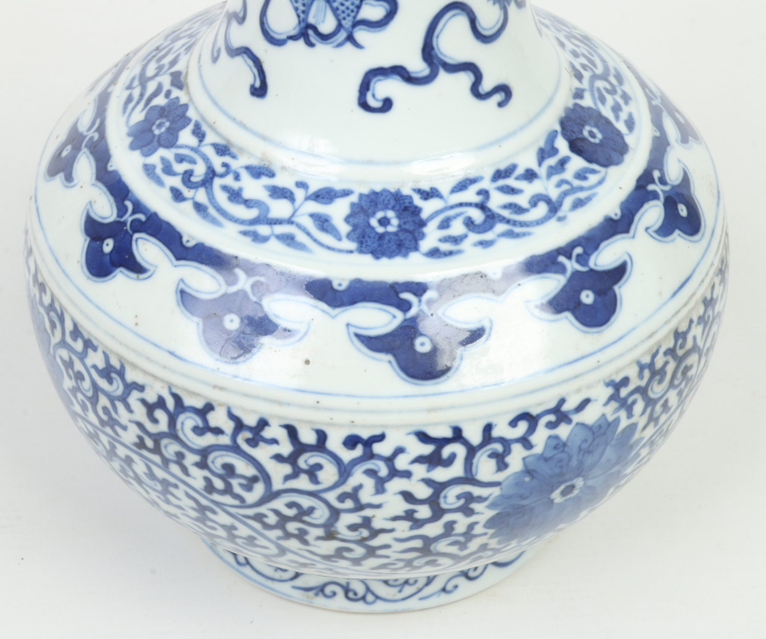 A 19th Chinese blue and white bottle shaped vase. Painted in underglaze blue with precious objects - Image 4 of 6