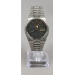 A gents stainless steel Seiko 5 automatic bracelet watch with date and day display and baton