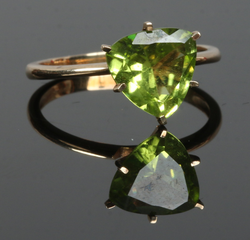 A 9ct gold and peridot ring, size N.