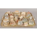 A tray of twenty one Lilliput Lane cottages.