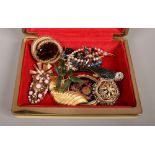 A jewellery box and assorted 1950s costume jewellery brooches.