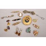 A collection of jewellery to include Masonic pendant dated 1961, vintage brooches, cufflinks etc.