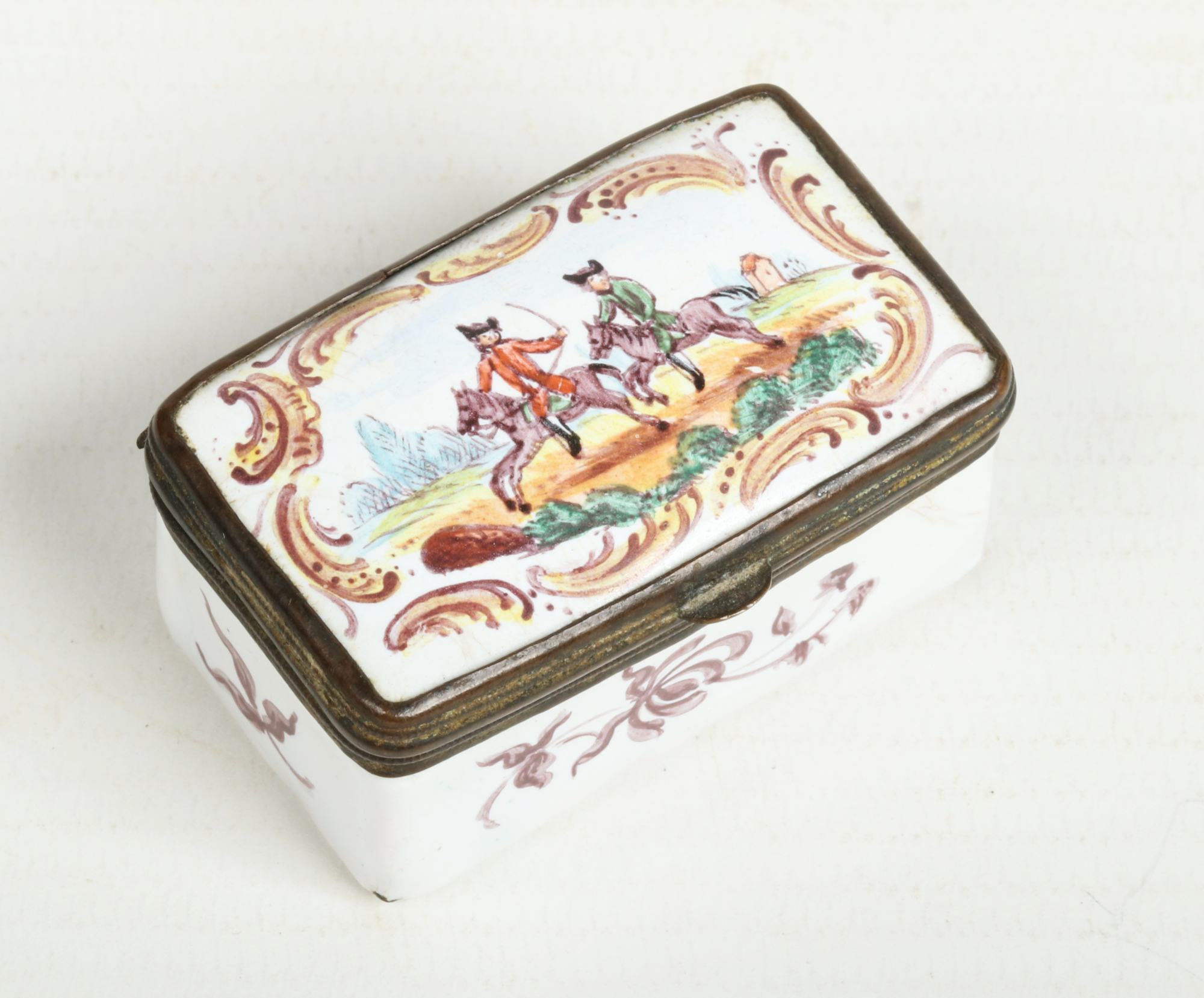 An 18th century rectangular Staffordshire enamel snuff box with hinged cover. Decorated to the top