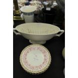 Wedgwood - 3 Grecian style vases and 5 vintage plates