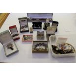 Box of mixed jewellery including silver and gold on silver