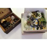 Box of mixed vintage jewellery