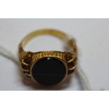 15ct Gold and Agate Ring 4.3g