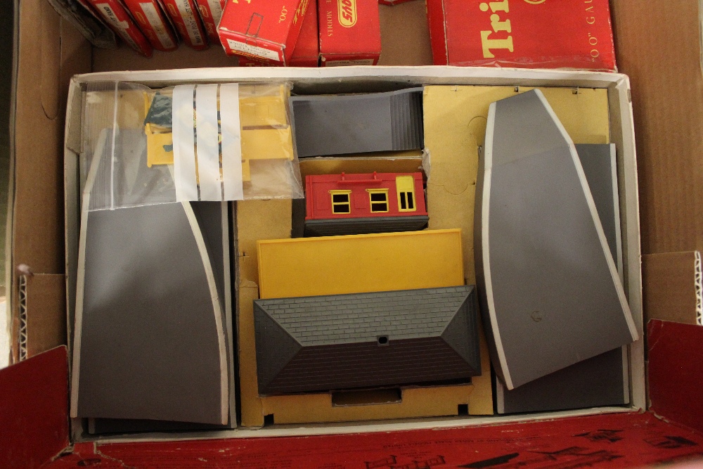 Tri-ang Railways HO gauge R81 station set, boxed and a quantity of Tri-ang model railway - Image 2 of 2