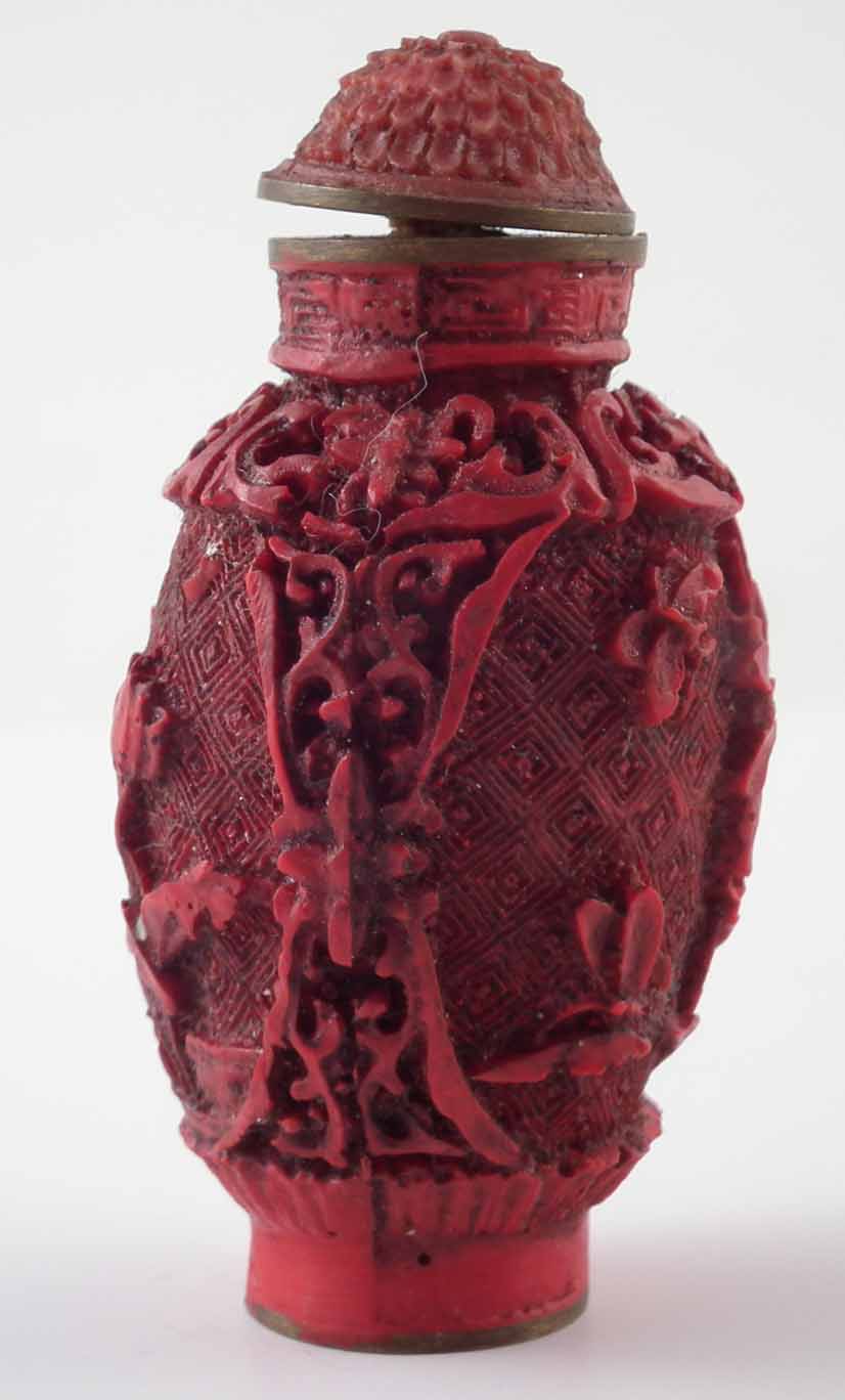 Composition (Cinnabar lookalike) snuff bottle. Height 6.3cm Condition report: stopper broken, very - Image 3 of 5