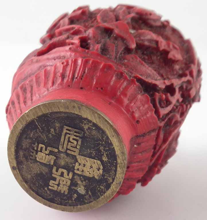 Composition (Cinnabar lookalike) snuff bottle. Height 6.3cm Condition report: stopper broken, very - Image 5 of 5