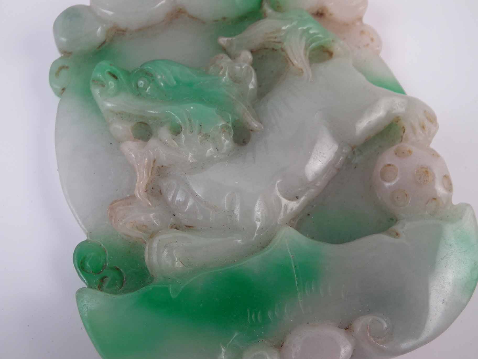 Chinese Jade plaque or pendant, carved with a dog of fo, 7.7cm high. Condition report: cracks/ - Image 4 of 5