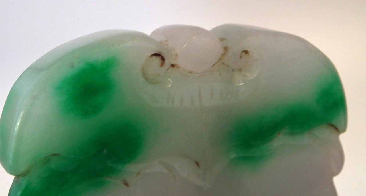 Chinese Jade plaque or pendant, carved with a dog of fo, 7.7cm high. Condition report: cracks/ - Image 5 of 5