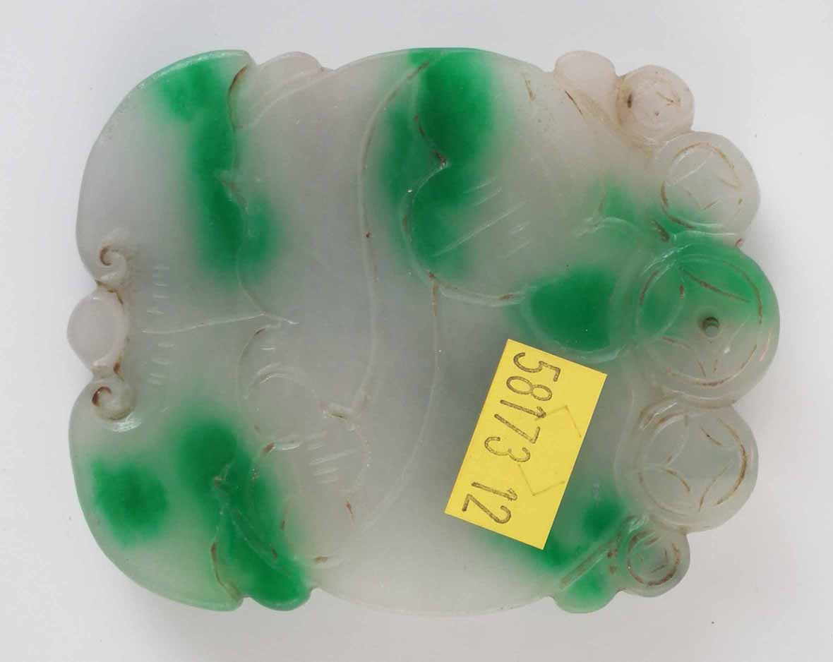 Chinese Jade plaque or pendant, carved with a dog of fo, 7.7cm high. Condition report: cracks/ - Image 2 of 5