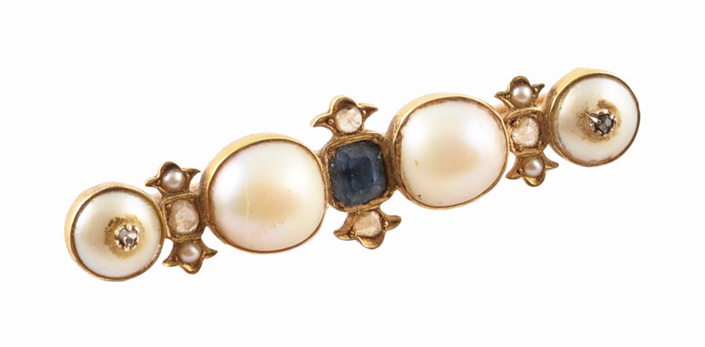 Victorian pearl, sapphire and diamond bar brooch, comprising 4 half pearls in yellow gold bezel