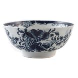 Lowestoft bowl circa 1775, painted with Mansfield pattern in underglaze blue, 15.5cm diameter For