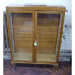 Early 20th century oak two-door display cabinet Condition reports are not available for our