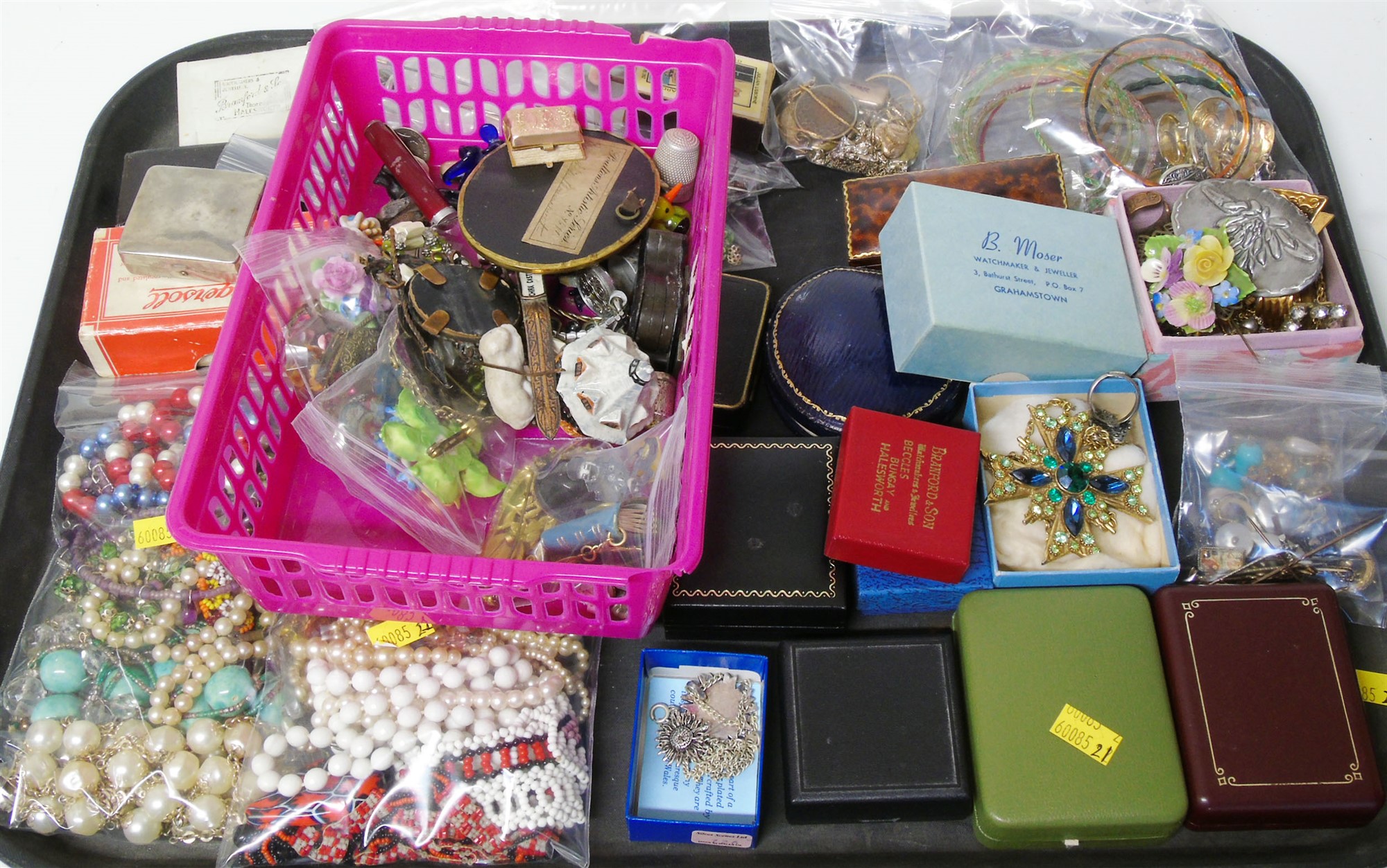 An assortment of vintage costume jewellery to include brooches, earrings and necklaces, cultured