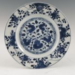 A Kangxi porcelain dish, decorated with underglaze blue of flowers, diameter 10.