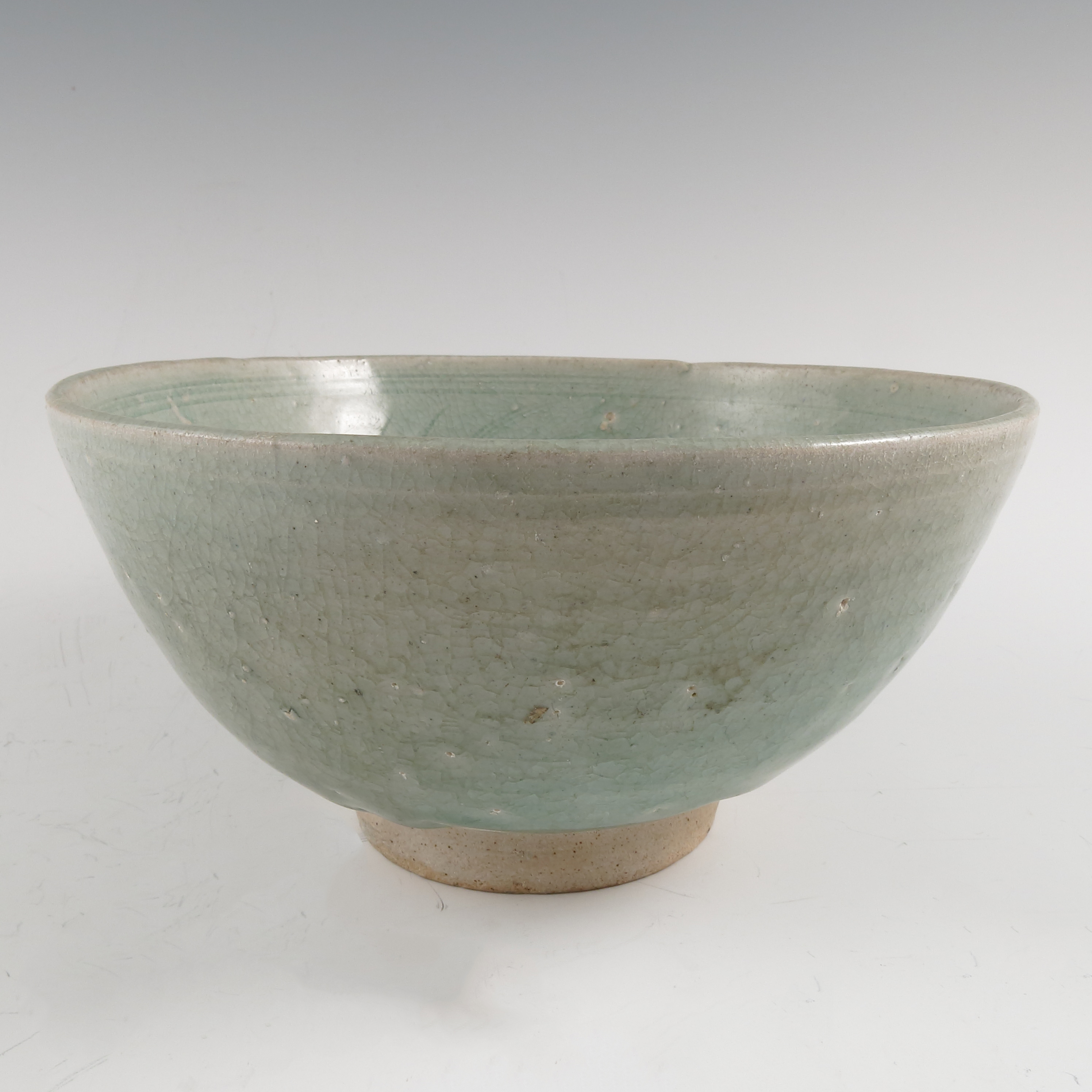 A Chinese provincial green glaze bowl, decorated with light green ground, - Image 4 of 5