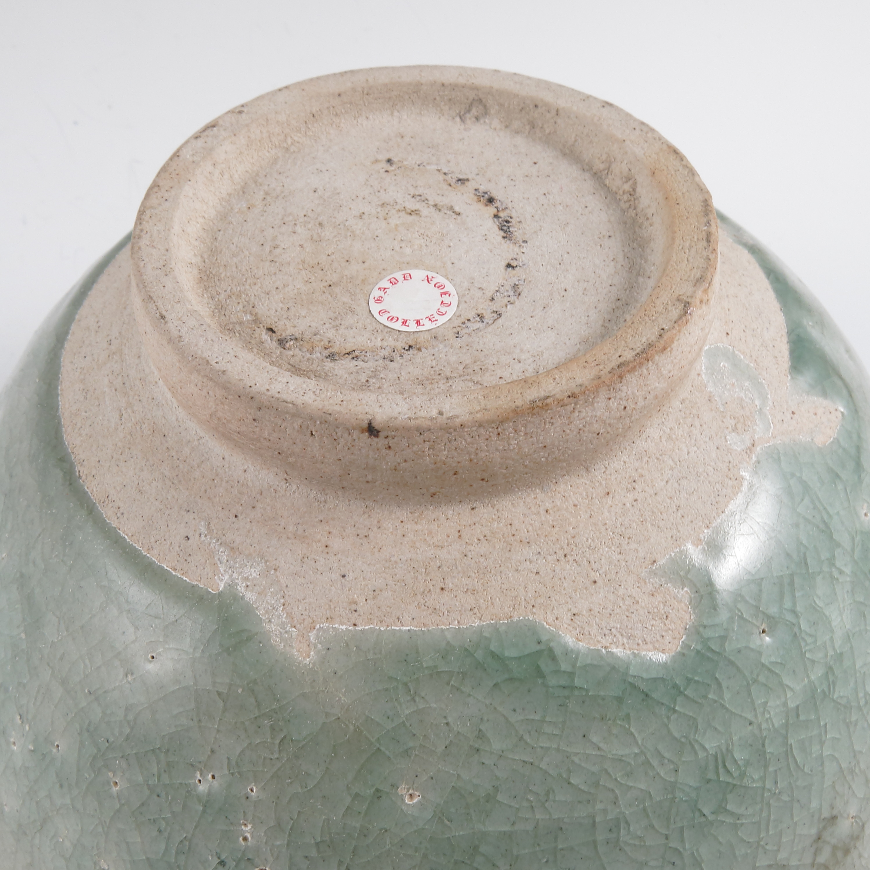 A Chinese provincial green glaze bowl, decorated with light green ground, - Image 2 of 5