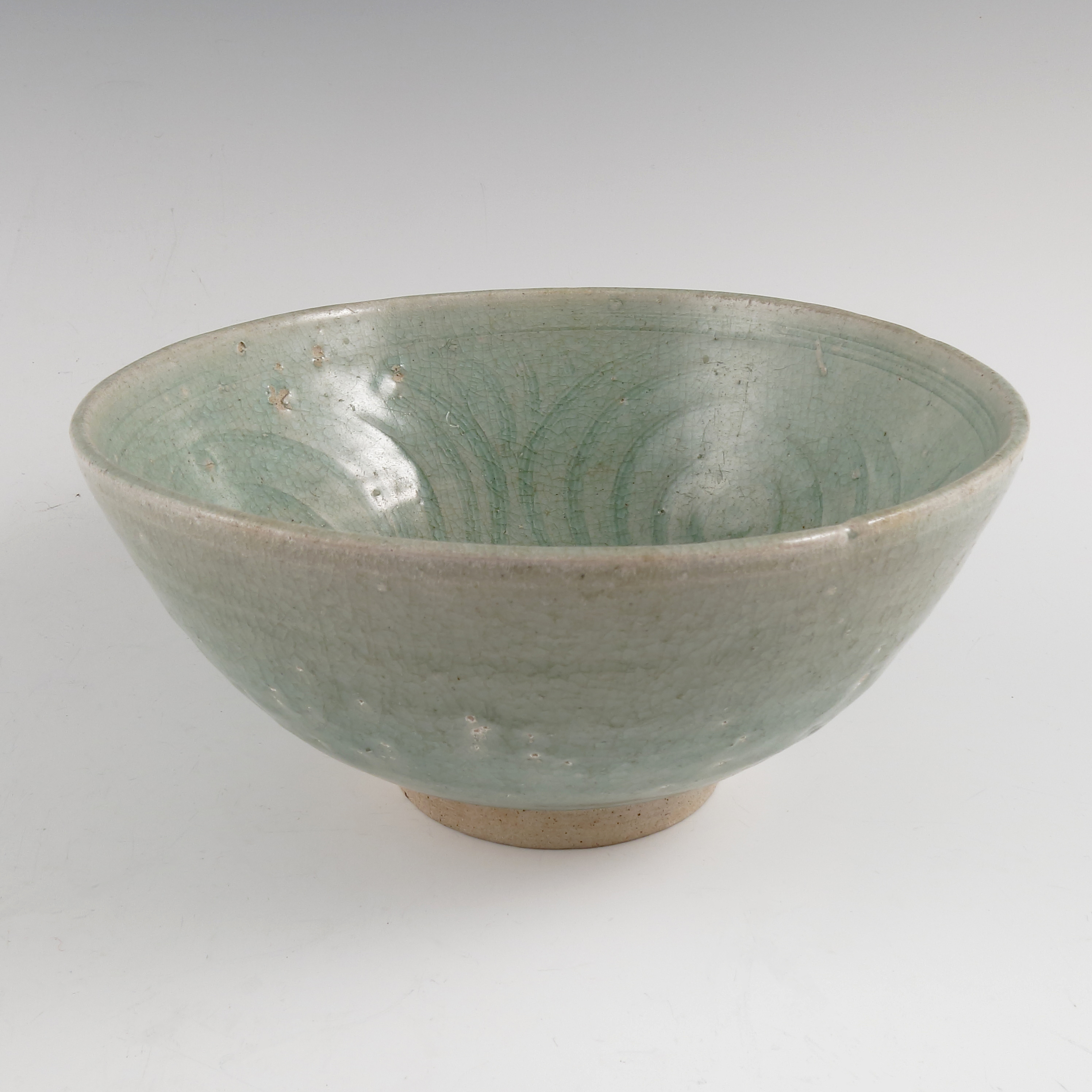 A Chinese provincial green glaze bowl, decorated with light green ground, - Image 3 of 5