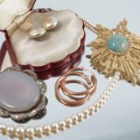 A quantity of assorted jewellery, including various earrings, a stone set M bar brooch, cased,