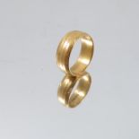 A 22 carat gold patterned wedding ring, 8g gross