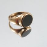 A 9 carat gold black onyx signet ring, finger size K 1/2, 3.6g gros