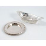A silver oval dish, with pierced sides, Sheffield 1909, weight 3oz, together with a silver