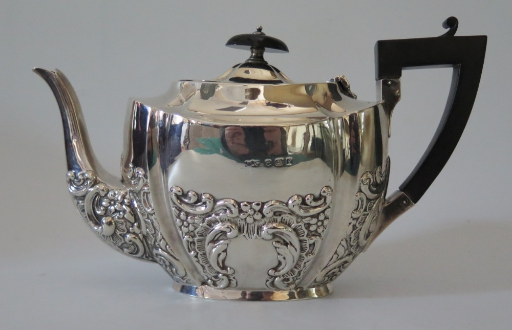 An Edward VII Silver Teapot, Birmingham 1905, Jones & Crompton, 501 g