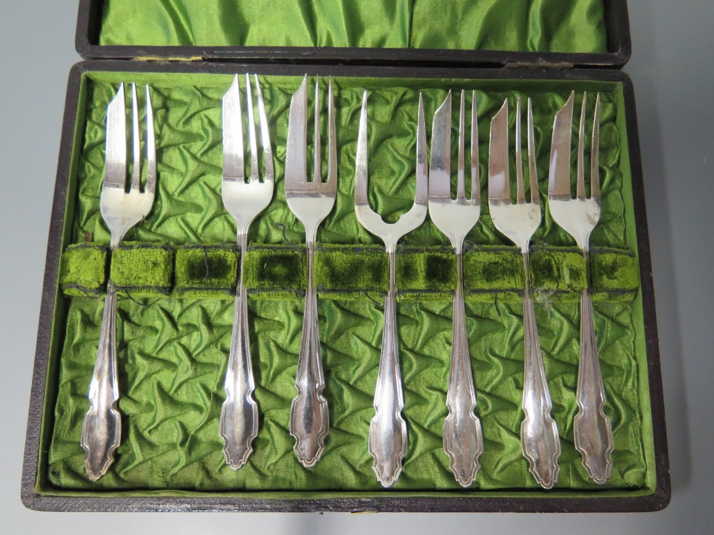 A Cased Set of Sterling Silver Cake Forks, 114 g