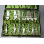 A Cased Set of Sterling Silver Cake Forks, 114 g