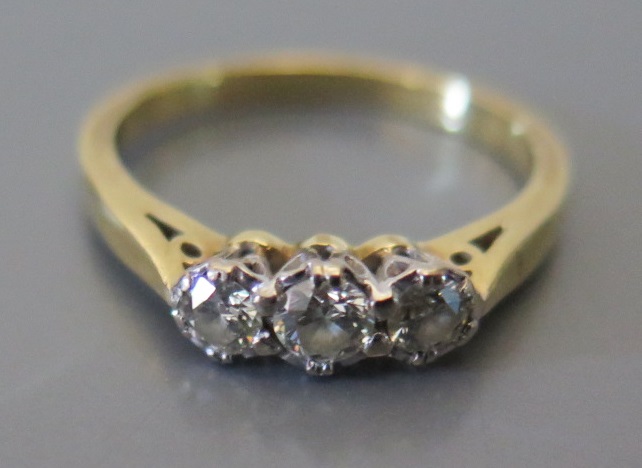 An 18ct Gold Three Stone Diamond Ring, size L, 2.9g - Image 2 of 2