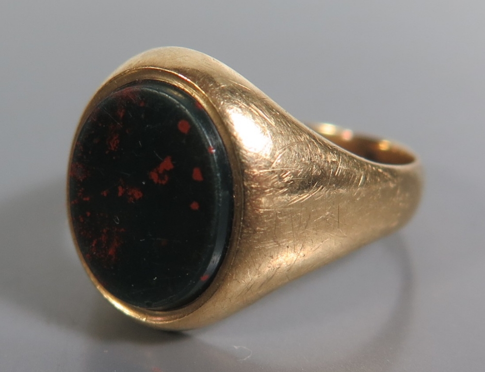 A 9ct Gold and Bloodstone Signet Ring, size O.5, 5g